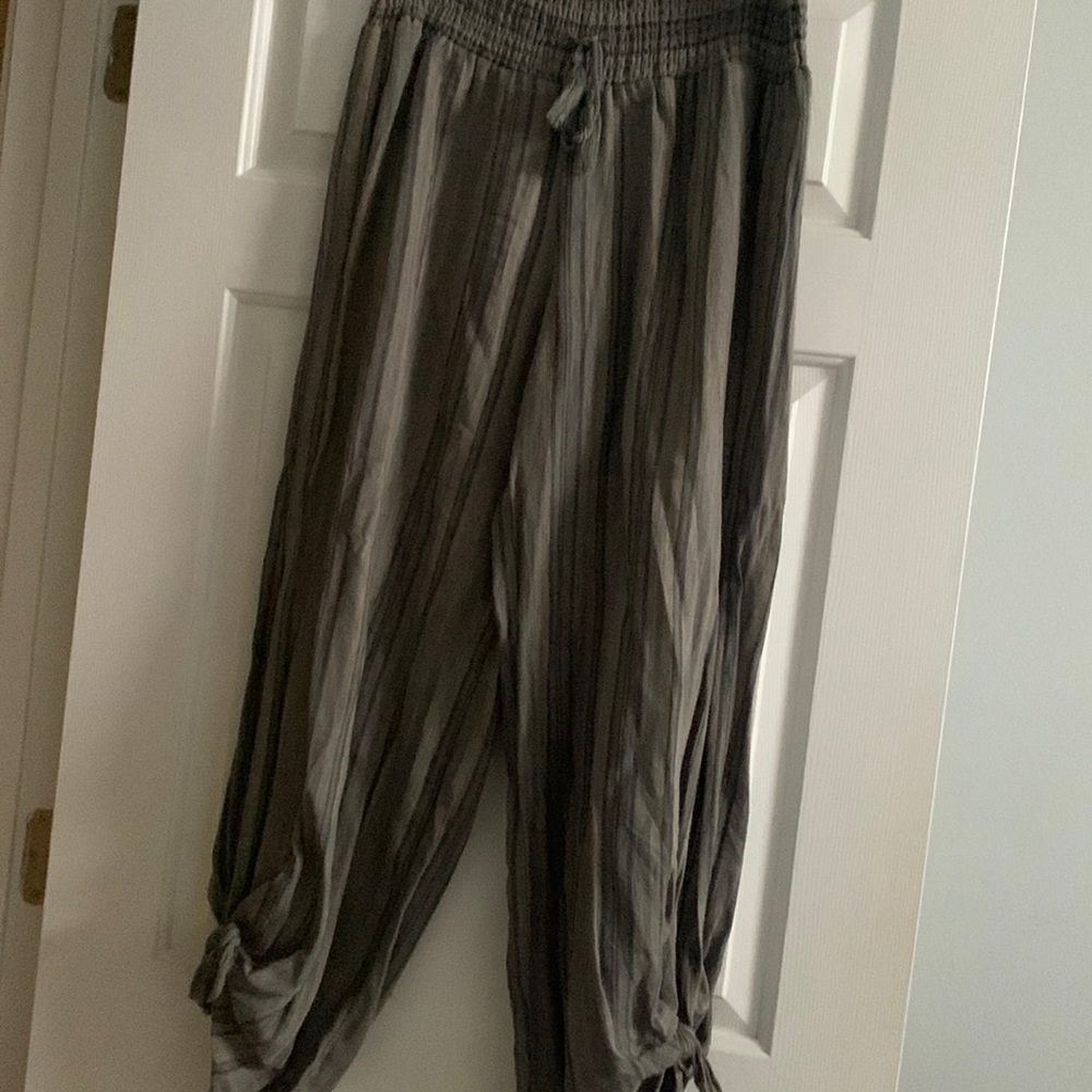 Plaso pants with slits on side